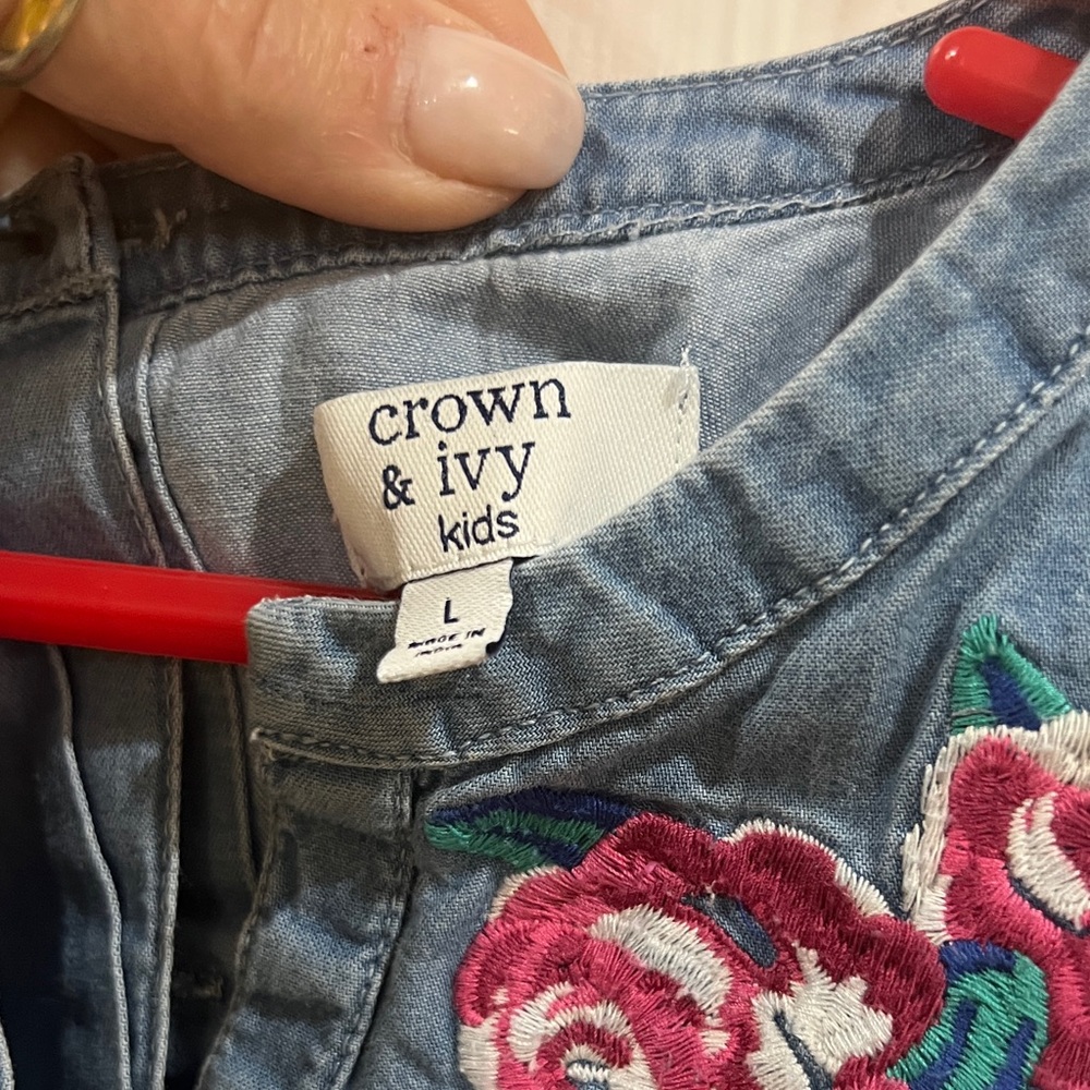 Crown & Ivy Chambray Tunic with Floral Embroidery size large - Picture 4 of 8